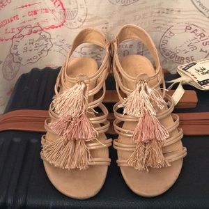 Women’s shimmery sandals with tassels